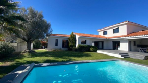 Villa 4faces 180 m2 habitables sur 950 m2 de jardin, salon salle à manger cuisine ouverte 70 m2 , cuisine d été couverte, terrasse 80 m2, piscine 10 m par 4 m, 1 chambre parentale 3 chambres,2 salles 
